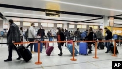 ARHIVA - Putnici na aerodromu Getvik, južno od Londona ( Foto: Gareth Fuller/PA via AP)