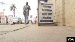  Zimbabwe’s newspapers sum up the day in Harare, Jan. 21, 2019. President Emmerson Mnangagwa cut short a foreign tour to deal with unrest over fuel prices. (C Mavhunga/VOA)