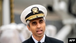 ARCHIVO - El cirujano general de EEUU, Vivek Murthy, habla en Dulles, Virginia, el 25 de mayo de 2022.