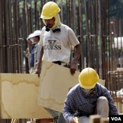 Pekerja bangunan di Kuala Lumpur, Malaysia. Sejumlah TKI terancam hukuman mati di luar negeri dan belum mendapat bantuan hukum yang layak dari pemerintah.