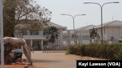 Entrée du Centre hospitalier régional de Lomé-Commun, réquisitionné pour le traitement des personnes atteintes de Covid-19, Lomé, 31 mars 2020. (VOA/Kayi Lawson)