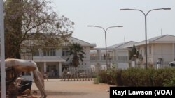 Devanture du CHR (Centre hospitalier régional) Lomé-Commun, réquisitionné pour le traitement des personnes atteintes de Covid-19, Lomé, 31 mars 2020. (VOA/Kayi Lawson)