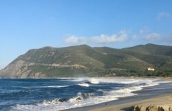 Ostriconi beach in Corsica, usually packed in the summer. (Lisa Bryant/VOA)