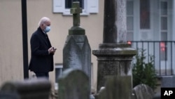 Predsednik SAD Džo Bajden na groblju katoličke crkve u Vilmingtonu, u Delaveru (Foto: AP/Matt Rourke)