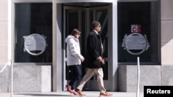 ওয়াশিংটনে ইউএসএআইডি'র প্রাক্তন সদর দফতরের সামনে দিয়ে দু'জন পথচারী হেঁটে যাচ্ছেন। ফটোঃ ২৪ ফেব্রুয়ারি, ২০২৫। 