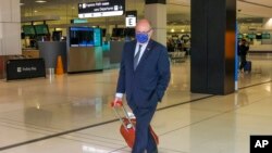 Đại sứ Pháp tại Úc Jean-Pierre Thébault đến sân bay Sydney, ngày 18 tháng 9, 2021.