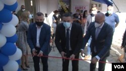 Dalibor Jevtić, Srđan Popović i Goran Rakić (s leva) otvaraju Omladinski centar u Čaglavici (Foto: VOA)