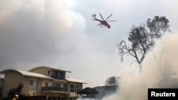 Helikopter pengangkut air berupaya memadamkan kebakaran di kawasan Old Bar di New South Wales, Australia, 9 November 2019. (Foto: dok). 