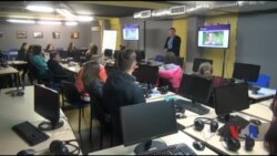 Американські волонтери зацікавили школярів із Золотоноші журналістикою. Відео