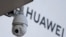 Camera an ninh cạnh logo của công ty Huawei ở Bắc Kinh.
