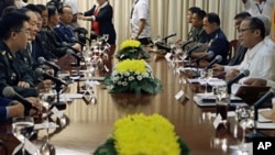 Philippine President Benigno Aquino III (R), talks with the delegation of Chinese Defense Minister Liang Guanglie, 2nd from left, during their meeting at the Presidential Malacanang palace in Manila, Philippines, May 23, 2011