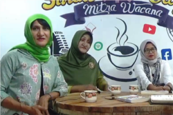 Yuni Shara, Shinta Ratri dan penulis buku "Santri Waria", Masthuriyah Sa'dan. (Foto: VOA/Nurhadi Sucahyo)