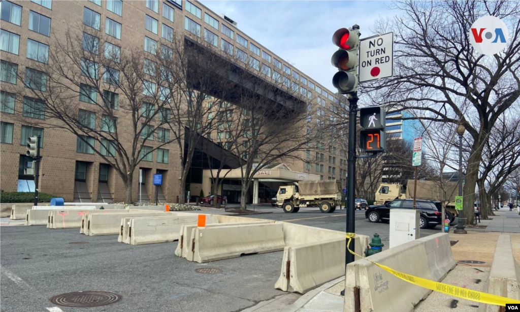Barricadas, soldados y vehículos militares en una vacía capital estadounidense, el domingo 17 de enero de 2021. [Foto: Alejandra Arredondo]