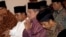 Indonesian President Susilo Bambang Yudhoyono (c) along with presidential candidates Prabowo Subianto (l) and Joko Widodo, attend a prayer after breaking their fast at the State Palace in Jakarta, Indonesia, July 20, 2014. 