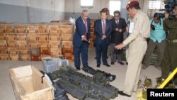 Mendagri Yaman, Mayjen Abdul-Qader Qahtan (kiri) Kepala Keamanan Nasional Mayjen Ali al-Ahmadi (kedua dari kiri) memeriksa persenjataan yang disita dari kapal Iran di pelabuhan Aden di Yaman selatan hari Rabu (6/2). 