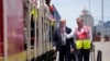 El presidente Joe Biden y el director de operaciones de Lobito Atlantic Railway, Nicolas Gregoire, recorren la terminal del puerto de Lobito en Lobito, Angola, el 4 de diciembre de 2024.