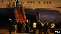 William Heidt, the new U.S. Ambassador to Cambodia (left), welcomes US Secretary of State John Kerry as he arrives at Phnom Penh International Airport on Monday, January 25, 2016 for a two-day visit in Cambodia.