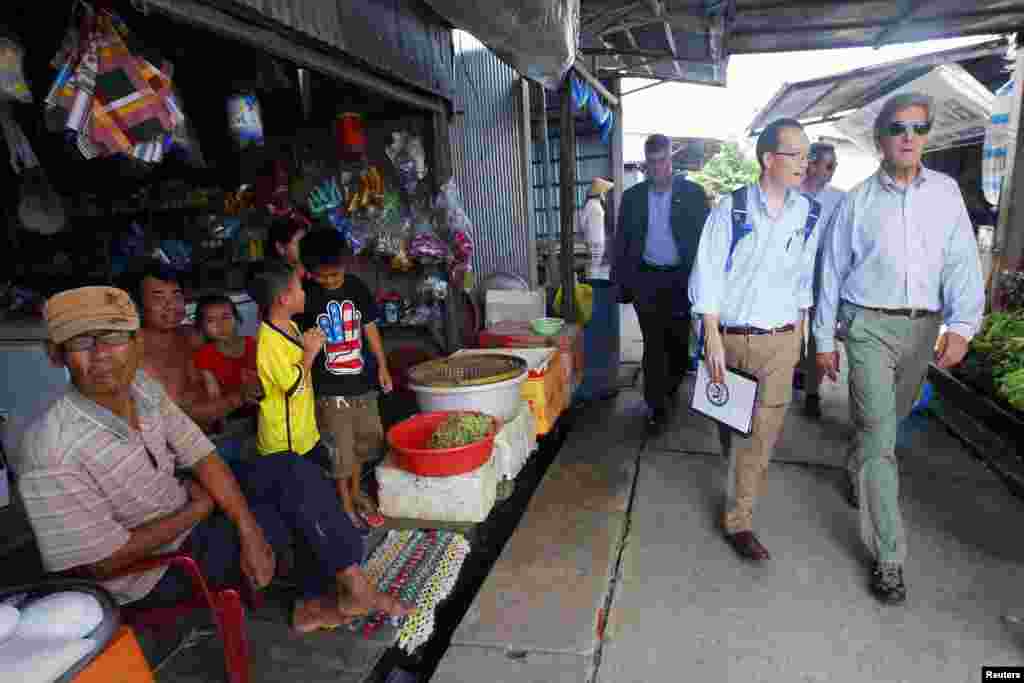 Menteri Luar Negeri Amerika John Kerry mengunjungi desa Kien Vang di pinggir delta sungai Mekong, 15 Desember 2013.
