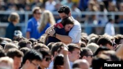 Para mahasiswa di Universitas California Santa Barbara mengenang rekan mereka yang tewas dalam insiden penembakan (27/5). 