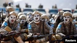 ፋይል - እስላማዊ መንግሥትን ለመውጋት ዐዲስ የሰለጠኑ የፑንትላንድ የጸጥታ ኃይሎች እንደ አውሮፓውያን አቆጣጠር፣ ጥር 30 ቀን 2025 ዓ.ም በሶማሊያ፣ በፑንት ላንድ ክልል ቦሳሶ ውስጥ ወታደራዊ ትርኢት ሲያቀርቡ። አሳይተዋል።