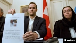 کریستین لوینسون (راست) و فرزندش. 