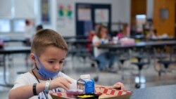 Un estudiante come individualmente, ya que deben estar separados por 6 pies entre sí debido al distanciamiento social.