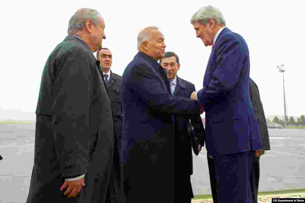 AQSh Davlat kotibi Jon Kerri O'zbekiston rahbari Islom Karimov va boshqa rasmiylar bilan ko'rismoqda