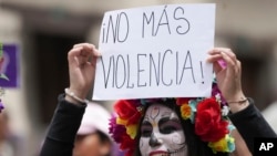 ARCHIVO - Una joven hace un llamamiento por el fin de la violencia durante una concentración en Quito, en noviembre de 2023.