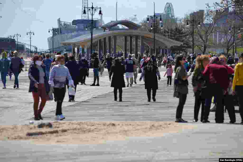 Havanın ısınmasını fırsat bilen New Yorklular plajlara akın etti