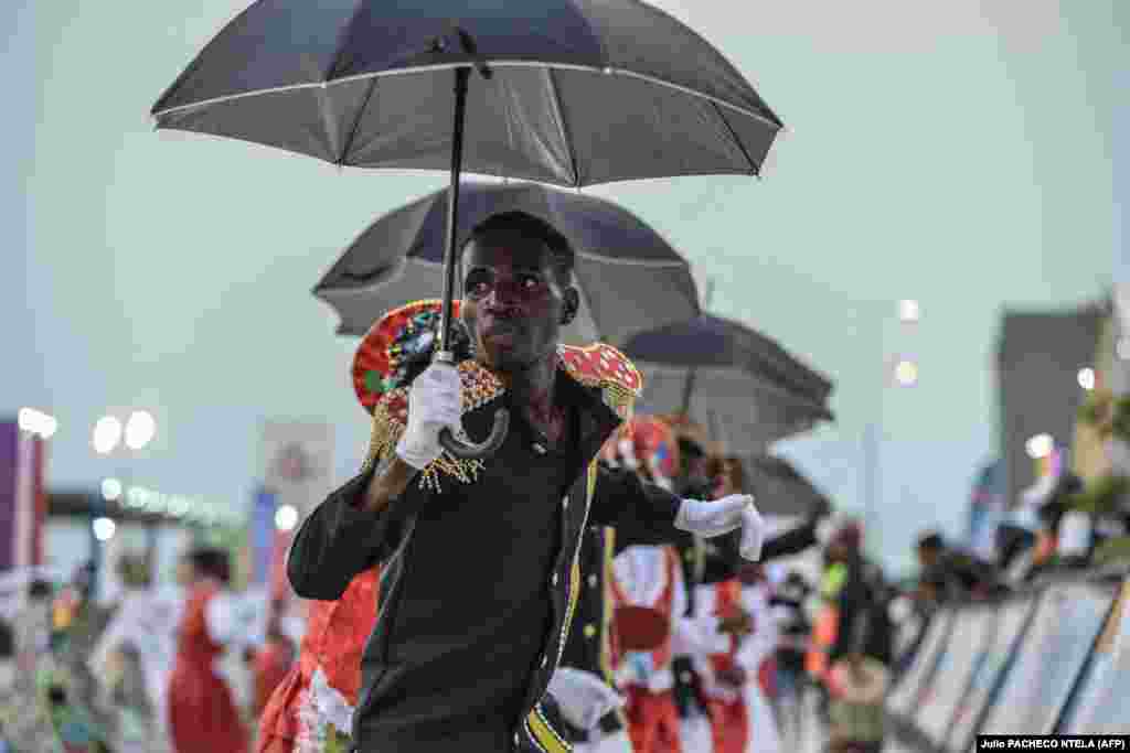 Dançarinos actuam durante o desfile no segundo dia do Carnaval de Luanda em Luanda