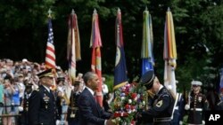 Le président déposant une gerbe sur la tombe du Soldat inconnu au cimetière d'Arlington