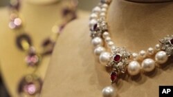 This Sept. 1, 2001, file photo shows Elizabeth Taylor's "La Peregrina," an early 16th century pearl, ruby and diamond necklace by Cartier, that was gift from Richard Burton to Elizabeth Taylor, at Christie's, in New York.