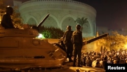 Members of Egypt's Republican Guard Force are seen standing atop a tank near the presidential palace in Cairo (file photo).