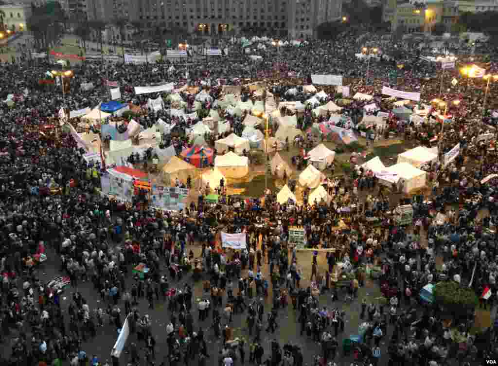 A shot of Tahrir Square in Cairo as night falls, November 27, 2012. (J. Weeks/VOA)