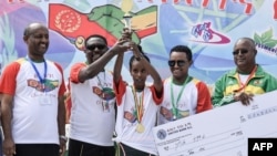 Lors de la cérémonie de remise du prix de la 1ère course pour la paix et la réconciliation entre l'Éthiopie et l'Érythrée à Addict Abeba, le 11 novembre 2018.