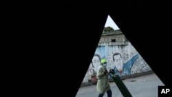 Un trabajador de la salud rueda un tanque de oxígeno en el hospital Ana Francisca Pérez de León II en Caracas, Venezuela. Marzo 27, 2021. Foto: AP.