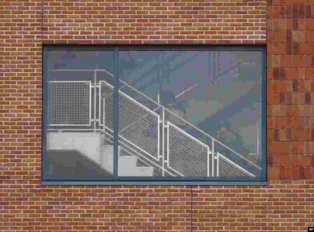 Anggota pasukan khusus AS (SWAT) dikerahkan ke kampus Ohio State University di Columbus, Ohio pasca laporan terjadinya serangan di kampus.