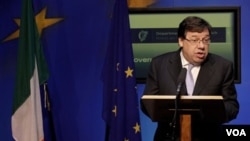 Perdana Menteri Irlandia, Brian Cowen bicara kepada media hari Minggu, setelah negaranya resmi meminta bantuan kepada UE dan IMF.