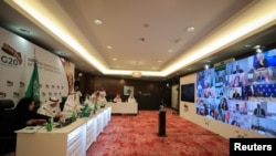 El ministro de Energía saudí, el príncipe Abdulaziz bin Salman Al-Saud, toma la palabra durante una videoconferencia en que se aprobó la prórroga para los países más empobrecidos.