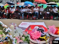 Jemaat Gereja Kristen Indonesia Yasmin (GKI Yasmin) di Bogor dan HKBP Filadelfia di Bekasi menggelar ibadah Paskah di seberang Istana Merdeka, Jakarta Pusat Minggu 27/3 (VOA/Fathiyah).