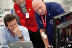 BP Group Chief Executive Tony Hayward discusses the operation with a US Coast Guard official.