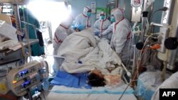 Seorang pasien yang terjangkit virus H7N9 dirawat di rumah sakit Wuhan, Hubei, China 12 Februari lalu (foto: dok).