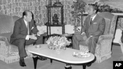 រូបឯកសារ៖ លោក John Gunther Dean ឯកអគ្គរដ្ឋទូតអាមេរិកថ្មីប្រចាំកម្ពុជា ជួបពិភាក្សាជាមួយលោក លន់ នល់ មេដឹកនាំកម្ពុជា នៅរាជធានីភ្នំពេញ កាលពីថ្ងៃទី ៥ ខែមេសា ឆ្នាំ១៩៧៤។ 