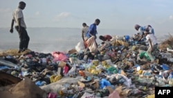 Warga tampak mengais pada tumpukan sampah di tempat pembuangan sampah Wadajir di Mogadishu, Somalia, pada 2 Juni 2018. (Foto: AFP/Mohamed Abdiwahab)