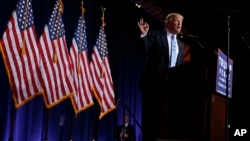 Kandidat presiden AS dari Partai Republik, Donald Trump, berpidato mengenai kebijakan imigrasi dalam kampanye di Phoenix, Arizona (31/8). (AP/Evan Vucci)