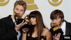 Lady Antebellum con sus triunfos: Charles Kelley (izquierda), Hillary Scott y Dave Haywood.