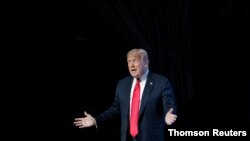 El presidente Donald Trump se dirige a los asistentes a un acto sobre la juventud celebrado en Phoenix, Arizona.