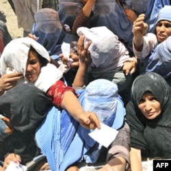 Kobulda BMTdan yordam kutib navbatda turgan ayollar