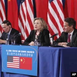 From left, Chinese State Councilor Dai Bingguo, China's Vice Premier Wang Qishan, Secretary of State Hillary Rodham Clinton, and Treasury Secretary Timothy Geithner take part in a joint meeting of the US-China Strategic and Economic Dialogue (S&ED), Wash