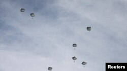 Pomoć se ispušta iz vazduha iznad Gaze.